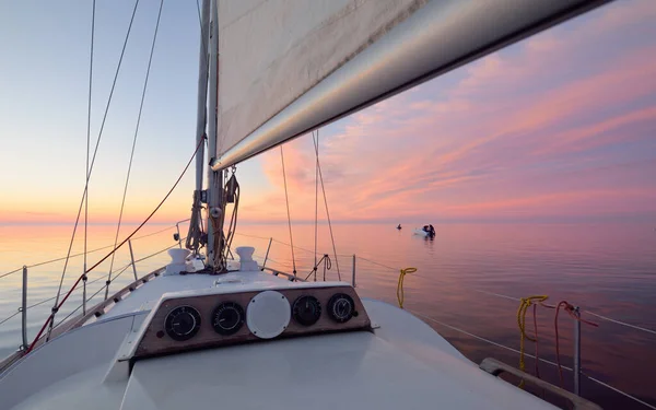 Witte Jacht Zeilen Een Open Zee Bij Zonsondergang Van Dichtbij — Stockfoto