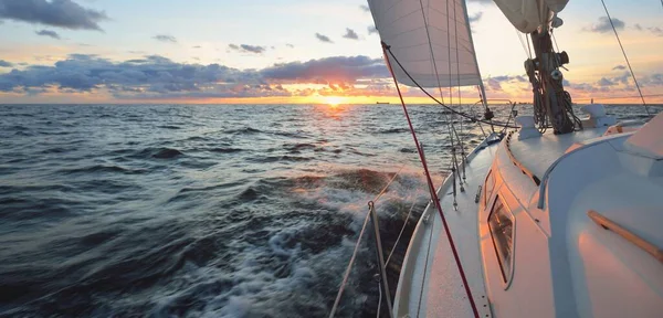 Yacht Berlayar Laut Terbuka Saat Matahari Terbenam Pandangan Close Dek — Stok Foto
