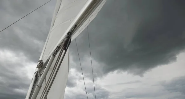 Yacht Blanc Naviguant Pendant Tempête Vue Sur Mât Voiles Gréement — Photo