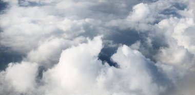 Destansı bulut manzarası. Beyaz süslemeli kümülüs bulutları, bir uçaktan görüntü. Huysuz hava, fırtına, kasırga. Soyut doğal desen, doku, arkaplan, duvar kağıdı, 3D, grafik kaynakları, tasarım