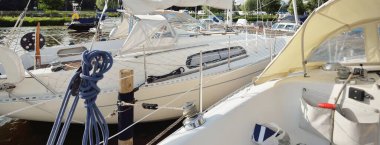 Zarif ve modern yelkenliler ve kesiciler yat limanında bir rıhtıma demirlediler.. 