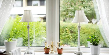 Klasik bir İsveç mutfağı ve yemek odası. Beyaz lambalar. Arka planda yeşil ağaçlar. Stockholm, İsveç. Ev, ev, dekor