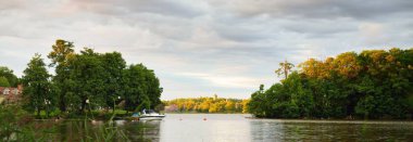 Güneşli bir yaz gününde Rocky gölü ve ormanı. Yeşil yapraklı ağaçlar, bitkiler. Idyllic manzara. Doğa, ekoloji, çevre, eko-turizm