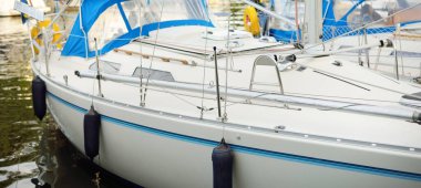 Zarif ve modern yelkenliler yat limanında bir iskeleye demirlediler.. 