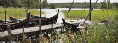 Tahta yelkenliler rıhtıma demirlemiş. Birka, atmosferik manzara. Seyahat yerleri, dönüm noktaları, geziler, tarih, tarihi yeniden canlandırma, Viking yaşı