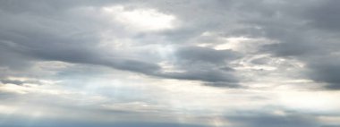 Kara süs bulutları. Dramatik bir gökyüzü. Destansı fırtına bulutları. Panoramik görüntü, doku, arkaplan, grafik kaynakları, tasarım, kopyalama alanı. Meteoroloji, hava durumu, fırtına. Kasırga kavramları