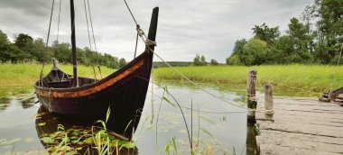 Tahta yelkenliler rıhtıma demirlemiş. Atmosferik manzara. Seyahat yerleri, dönüm noktaları, geziler, tarih, tarihi yeniden canlandırma, Viking yaşı