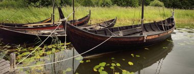 Tahta yelkenliler rıhtıma demirlemiş. Atmosferik manzara. Seyahat yerleri, dönüm noktaları, geziler, tarih, tarihi yeniden canlandırma, Viking yaşı