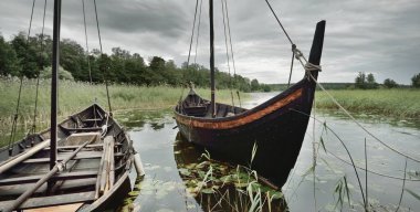 Tahta yelkenliler rıhtıma demirlemiş. Atmosferik manzara. Seyahat yerleri, dönüm noktaları, geziler, tarih, tarihi yeniden canlandırma, Viking yaşı