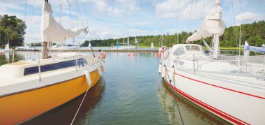 Klasik ve modern yelkenliler bir yat limanında limana demirlemiş yaz tatilleri, turizm, yat, eğlence, spor, eğlence, eğlence, hizmet, yaşam tarzı.