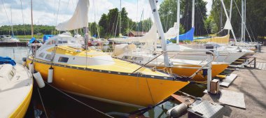 Klasik ve modern yelkenliler yat limanındaki bir rıhtıma demirlediler. Yaz tatilleri, turizm, yat, dinlenme, spor, boş zaman aktiviteleri, hizmet, yaşam tarzı