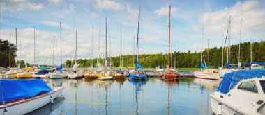 Klasik ve modern yelkenliler yat limanındaki bir rıhtıma demirlediler. Yaz tatilleri, turizm, yat, dinlenme, spor, boş zaman aktiviteleri, hizmet, yaşam tarzı