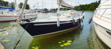 Klasik ve modern yelkenliler yat limanındaki bir rıhtıma demirlediler. Yaz tatilleri, turizm, yat, dinlenme, spor, boş zaman aktiviteleri, hizmet, yaşam tarzı