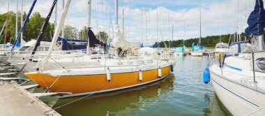 Klasik ve modern yelkenliler yat limanındaki bir rıhtıma demirlediler. Yaz tatilleri, turizm, yat, dinlenme, spor, boş zaman aktiviteleri, hizmet, yaşam tarzı