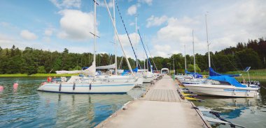 Klasik ve modern yelkenliler yat limanındaki bir rıhtıma demirlediler. Yaz tatilleri, turizm, yat, dinlenme, spor, boş zaman aktiviteleri, hizmet, yaşam tarzı