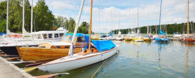 Klasik ve modern yelkenliler yat limanındaki bir rıhtıma demirlediler. Stockholm yelken kulübü, yaz tatilleri, turizm, yat, dinlenme, spor, eğlence, hizmet, yaşam tarzı.