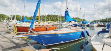 Klasik ve modern yelkenliler yat limanındaki bir rıhtıma demirlediler. Stockholm yelken kulübü, yaz tatilleri, turizm, yat, dinlenme, spor, eğlence, hizmet, yaşam tarzı.