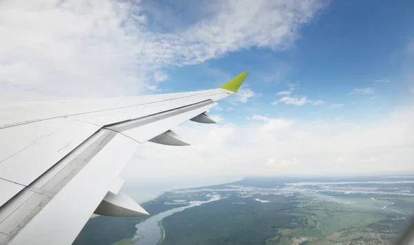 Floder Sjöar Dalar Åkrar Uppifrån Panoramautsikt Från Flygplansfönstret Molnblå Himmel — Stockfoto