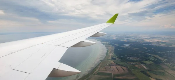 Floder Sjöar Dalar Åkrar Uppifrån Panoramautsikt Från Flygplansfönstret Molnblå Himmel — Stockfoto