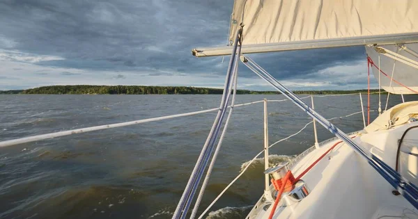 Weiße Jacht Segelt Bei Sonnenuntergang Blick Auf Deck Mast Bug — Stockfoto