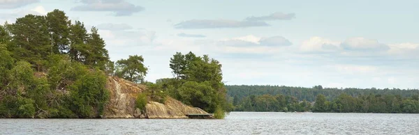 Skaliste Jezioro Las Słoneczny Letni Dzień Zielone Drzewa Liściaste Rośliny — Zdjęcie stockowe