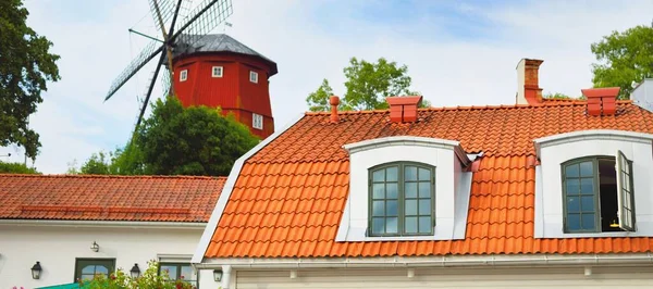 带有红色屋顶和风车的传统的瑞典式房屋 — 图库照片
