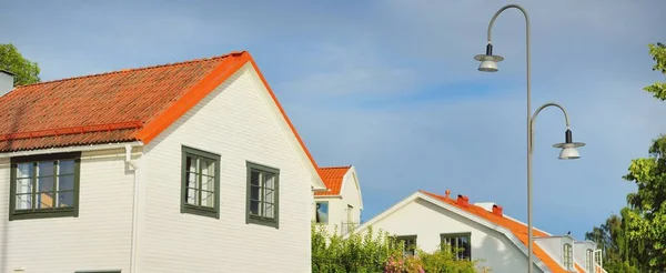 传统的瑞典式房子 乱成一团的屋顶空荡荡的街道 — 图库照片