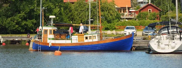 Klassieke Moderne Zeilboten Afgemeerd Aan Een Pier Zeilen Een Jachthaven — Stockfoto