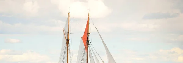 一艘优雅的双桅帆帆船 训练高大的船 戏剧性的天空 团队精神 — 图库照片