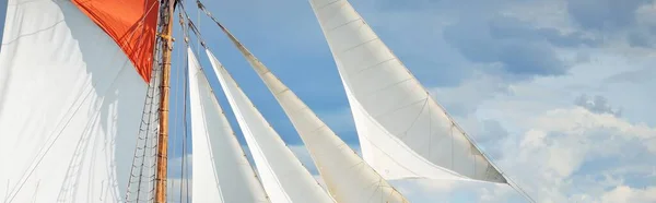 一艘优雅的双桅帆帆船 训练高大的船 帆船比赛 团队合作 全景视图 — 图库照片