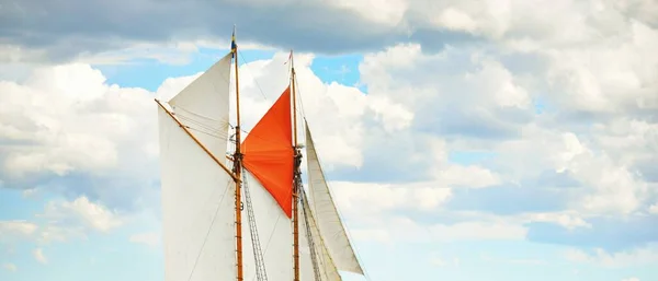 一艘优雅的双桅帆帆船 训练高大的船 帆船比赛 团队合作 全景视图 — 图库照片