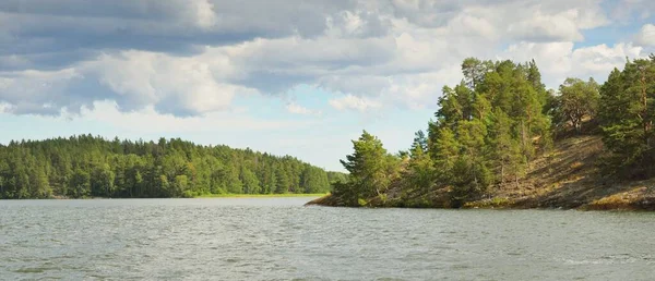 Bord Lac Rocheux Forêt Sempervirente Ciel Dramatique Nature Pure Protection — Photo