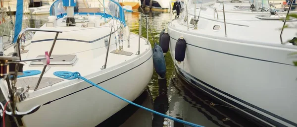 Zarif Modern Yelkenliler Yat Limanında Bir Iskeleye Demirlediler — Stok fotoğraf