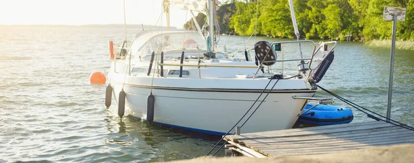Sloop Yacht Attrezzato Gommone Ormeggiato Molo Tramonto — Foto Stock