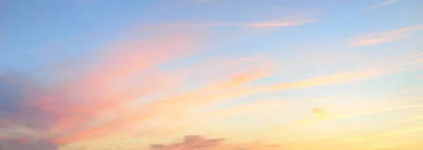 Cielo Azzurro Chiaro Con Nuvole Rosa Dorate Brillanti Dopo Tempesta — Foto Stock