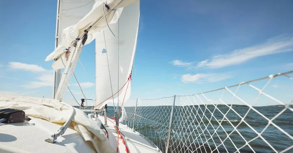 Witte Jacht Zeilen Een Heldere Dag Uitzicht Het Dek Mast — Stockfoto