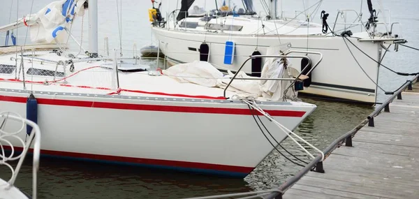 Klassische Und Moderne Mit Schaluppen Getakelte Segelboote Die Einem Hölzernen — Stockfoto