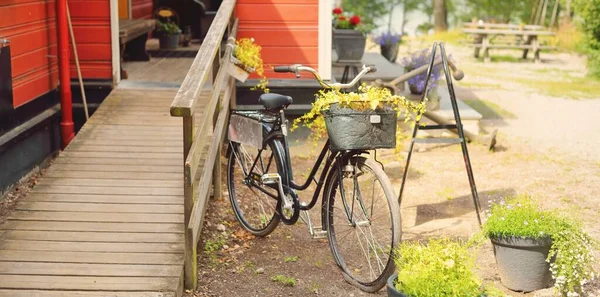 Bicicletta Parcheggiata Vicino Alla Moderna Casa Campagna Tradizionale Colorata Con — Foto Stock