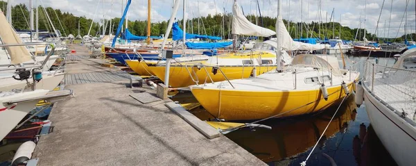 Klassiska Och Moderna Segelbåtar Förtöjda Vid Brygga Yacht Marina — Stockfoto
