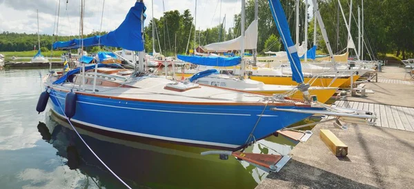 Klassische Und Moderne Segelboote Die Einem Steg Einem Yachthafen Festgemacht — Stockfoto