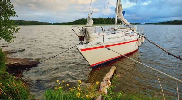 ヨットは岩の多い海岸に停泊した 32フィートのスウェーデン人は帆船を建造した 夏の休暇 レクリエーション クルーズ スポーツ エコツーリズム — ストック写真