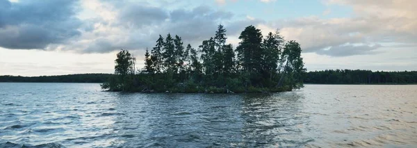 嵐の後にロッキー湖畔と森 劇的な夕日の空 帆船からの眺め 純粋な自然 環境保全 エコツーリズム ハイキング — ストック写真