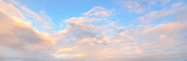 Cielo Azul Claro Nubes Rosadas Doradas Amanecer Paisaje Nublado Dramático — Foto de Stock