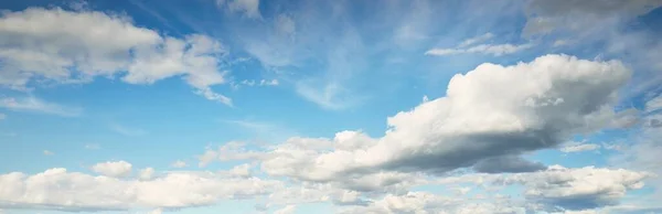 Cloudscape Cielo Azul Claro Brillante Luz Solar Suave Imagen Panorámica —  Fotos de Stock