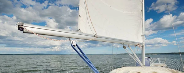 Weiße Jacht Segelt Nach Dem Sturm Blick Auf Den Mast — Stockfoto