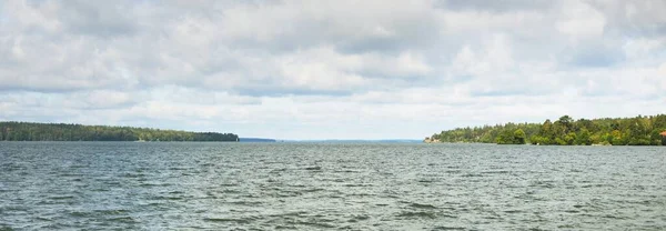 Skalnaté Jezero Les Slunečného Letního Dne Dramatické Nebe Příroda Ochrana — Stock fotografie