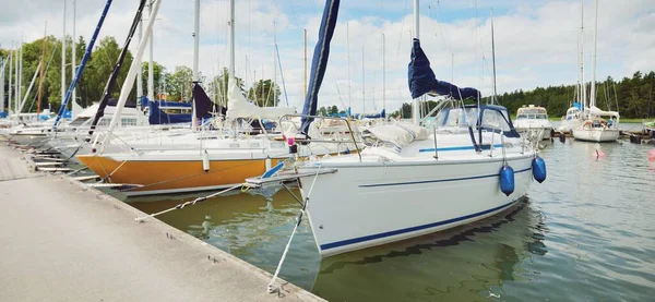Klasik ve modern yelkenliler yat limanındaki bir rıhtıma demirlediler. Yaz tatilleri, turizm, yat, dinlenme, spor, boş zaman aktiviteleri, hizmet, yaşam tarzı