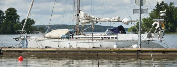 Klassische Und Moderne Segelboote Die Einem Steg Einem Yachthafen Festgemacht — Stockfoto