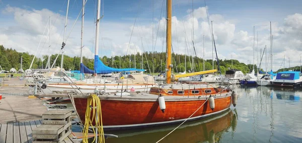 Klassiska Och Moderna Segelbåtar Förtöjda Till Brygga Yacht Marina Stockholm — Stockfoto