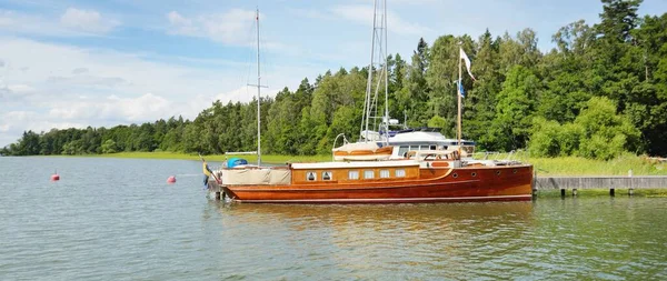 经典木制豪华汽船在晴朗的日子航行 斯德哥尔摩帆船俱乐部 休闲活动 生活方式 私人船只 — 图库照片
